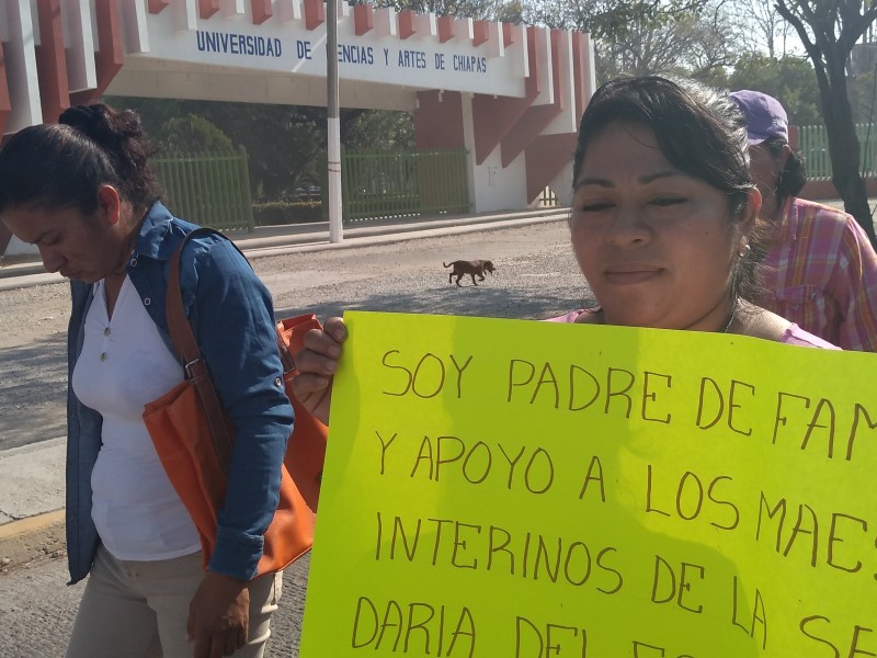 Marchan para pedir sueldos pendientes de un año