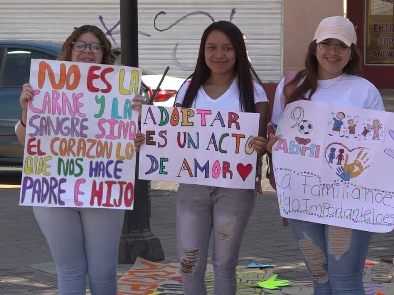 Marchan para promover la cultura de la adopción