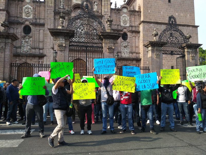 Marchan policías; exigen salida de titular de SSP