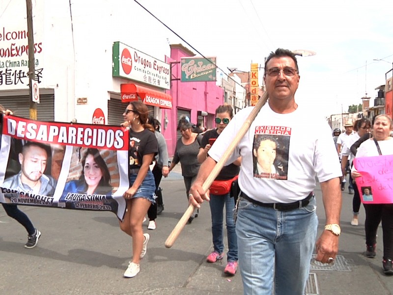 Marchan por avenida, manifiestan buscarán a familiares desaparecidos