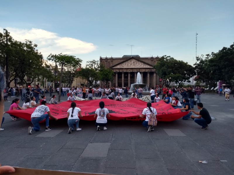 Marchan por desaparecidos de Ayotzinapa