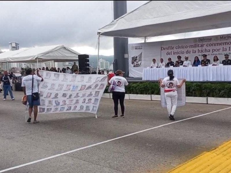 Marchan por desaparecidos en desfile de la Independencia en Acapulco