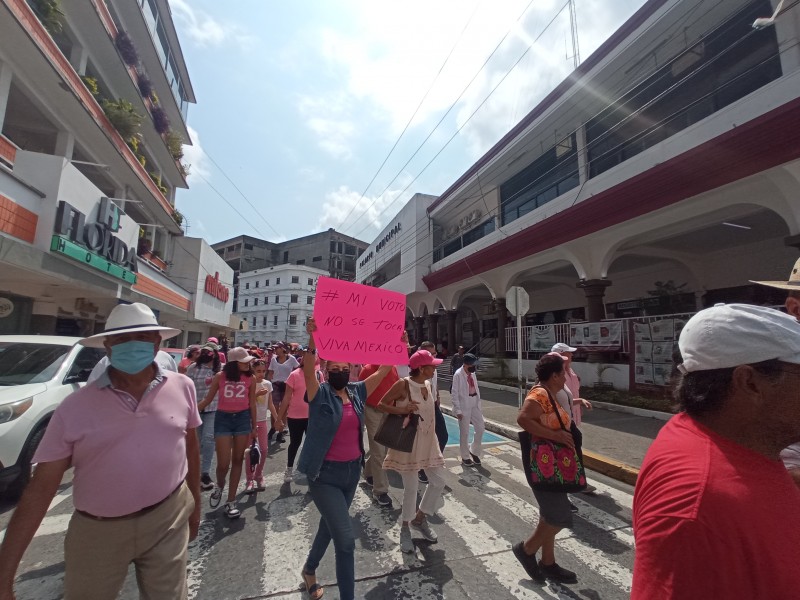 Marchan por el INE en Tuxpan