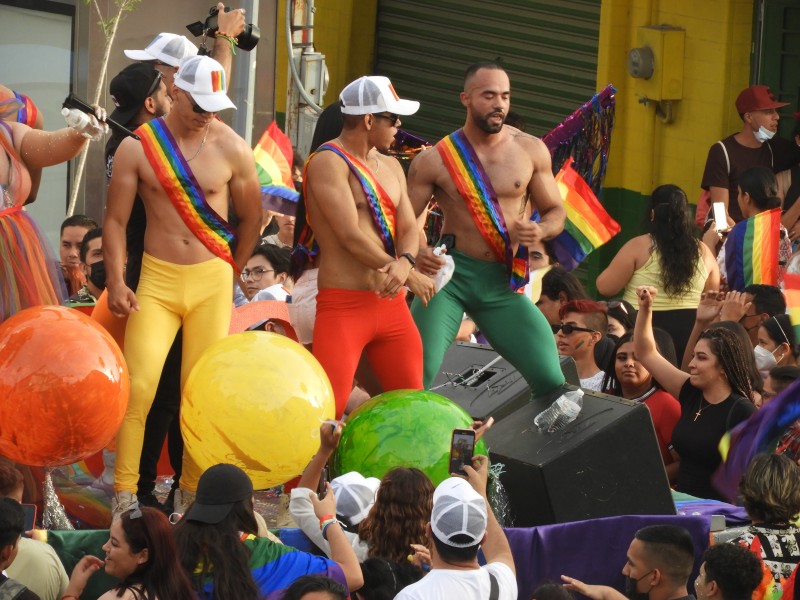 Marchan por el orgullo y la diversidad sexual en Torreón