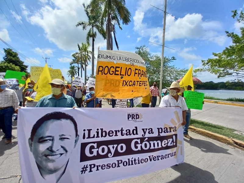 Marchan por libertad de perredistas en Tuxpan