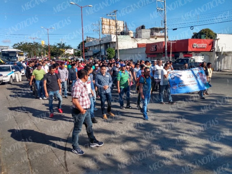 Marchan profesores de Educación Física en Juchitán