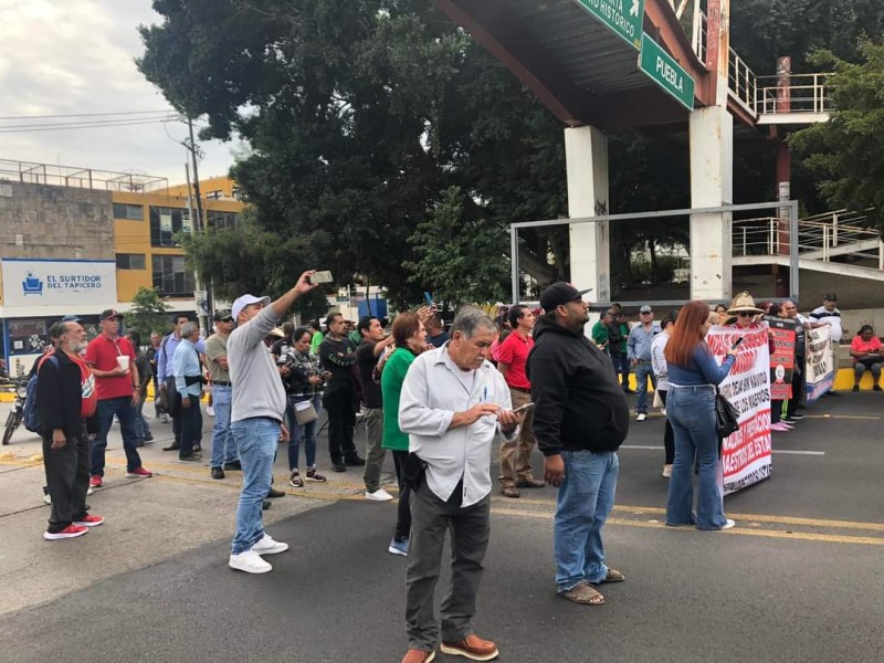 Marchan sindicalizados, bloquean centro histórico por falta de pagos