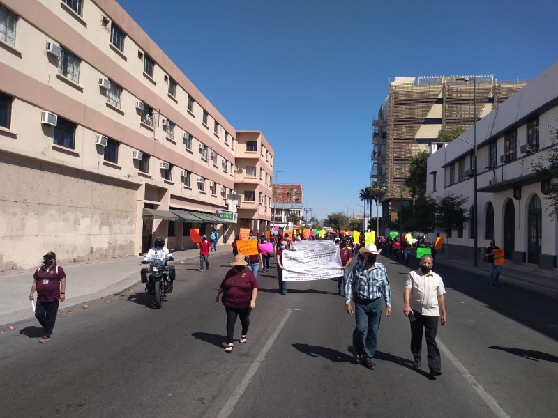 Marchan sindicalizados de Conalep; exigen aumento salarial y en prestaciones