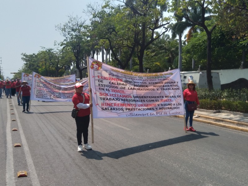 Marchan sindicalizados en el día del Trabajo