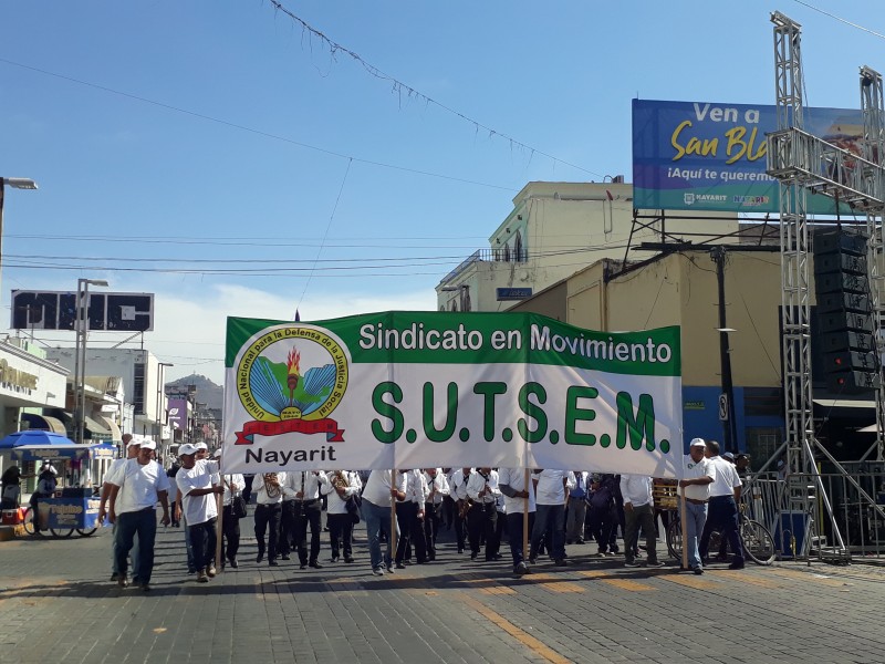 Marchan sindicatos; presentan exigencias durante marcha