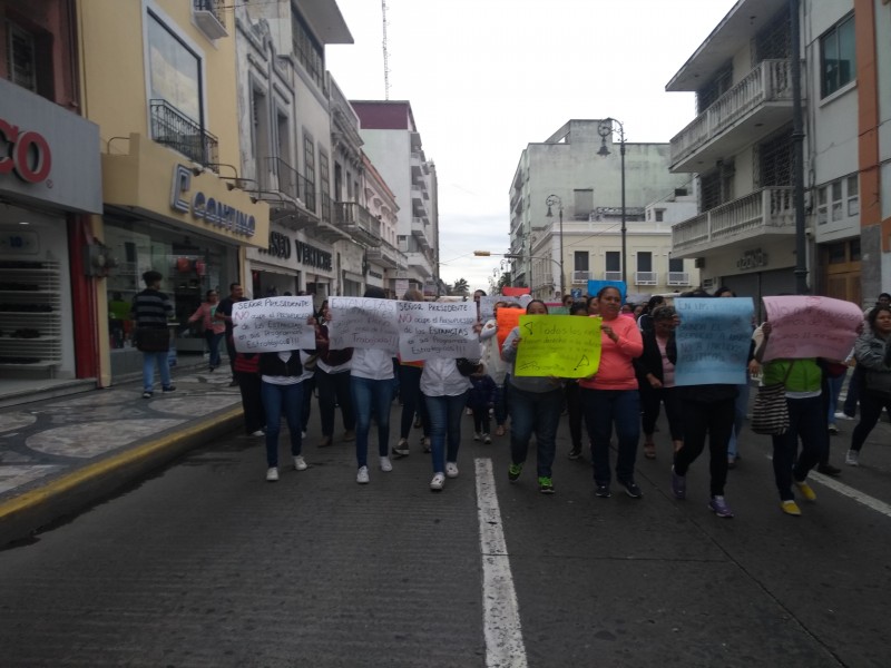 Marchan trabajadoras de Estancias Infantiles en Veracruz