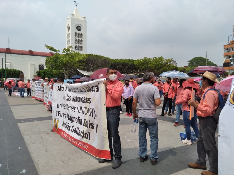 Marchan trabajadores administrativos de la Unicach