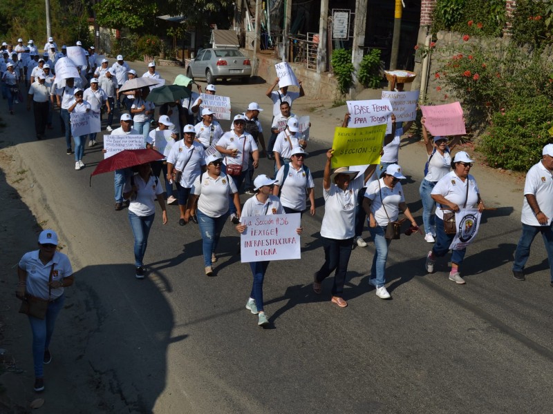 Marchan trabajadores de Salud en Técpan por mejores condiciones laborales