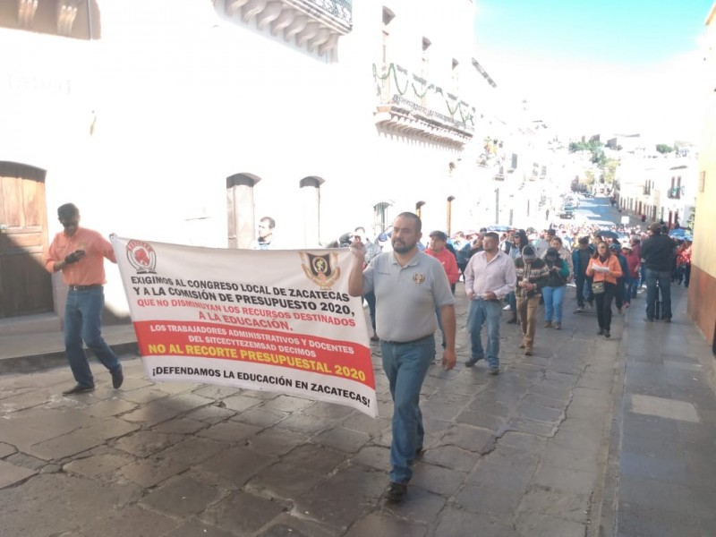 Marchan trabajadores de subsistemas educativos