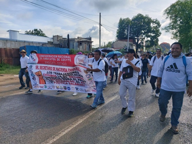 Marchan trabajadores del CECYTE en Oaxaca