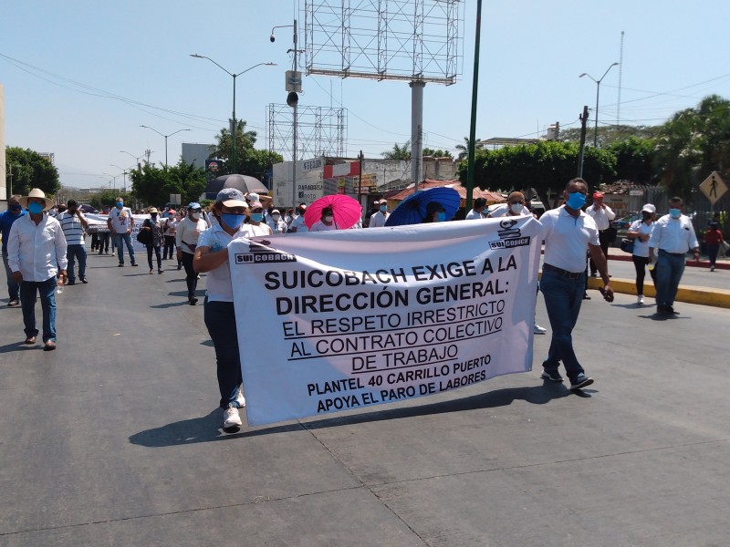 Marchan trabajadores del Cobach en Chiapas