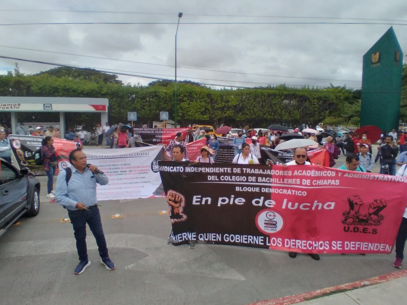 Marchan trabajadores del Cobach en Tuxtla Gutiérrez