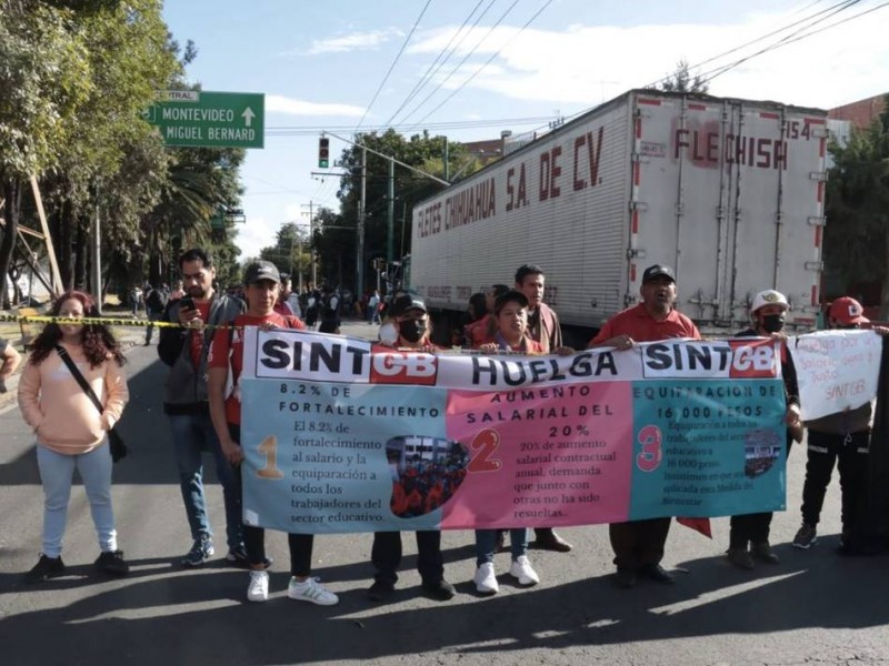 Marchan trabajadores del Colegio de Bachilleres; exigen mejores salarios
