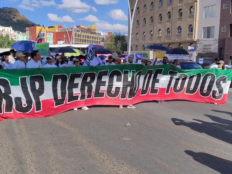 Marchan trabajadores del Seguro Social en Zacatecas por salarios e insumos médicos