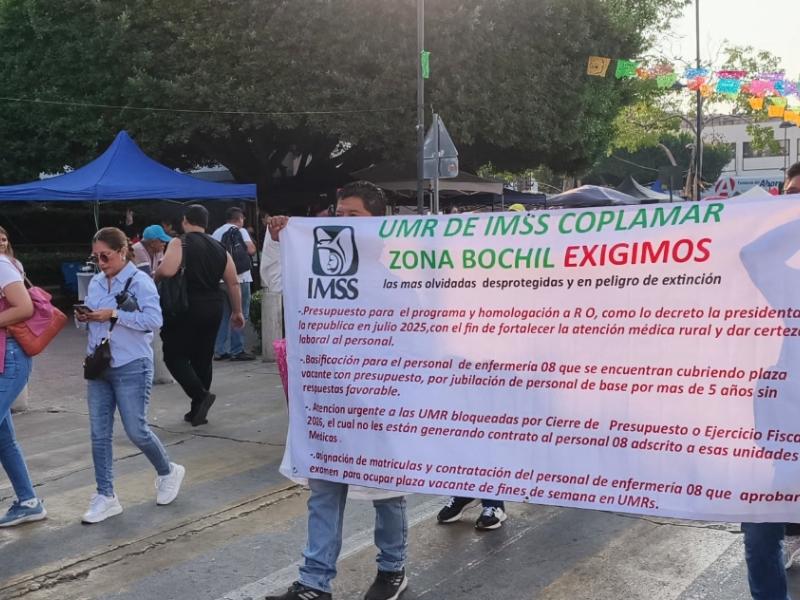 Marchan trabajadores del Seguro Social, piden renuncia del líder sindical nacional