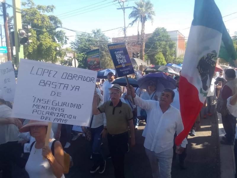 Marchan trabajadores en Hermosillo en defensa del PJF