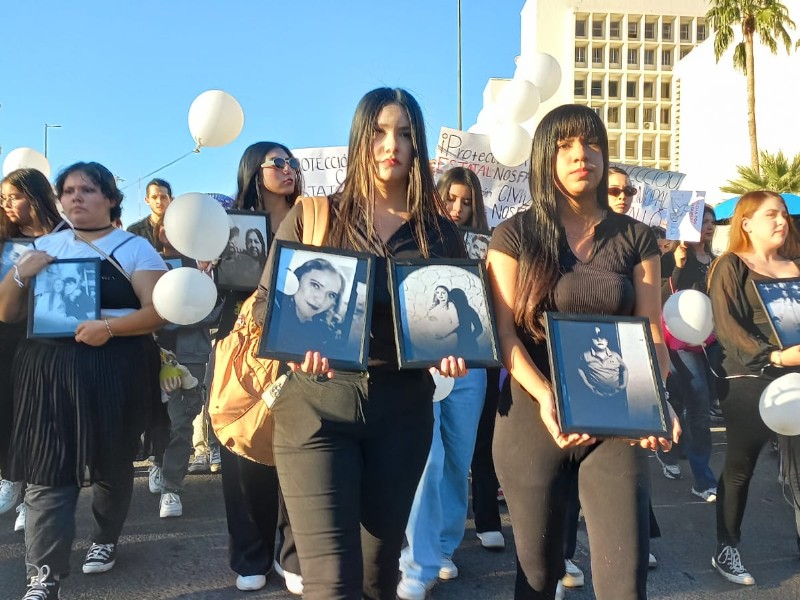 Marchan universitarios en apoyo a víctimas de explosión en comercio