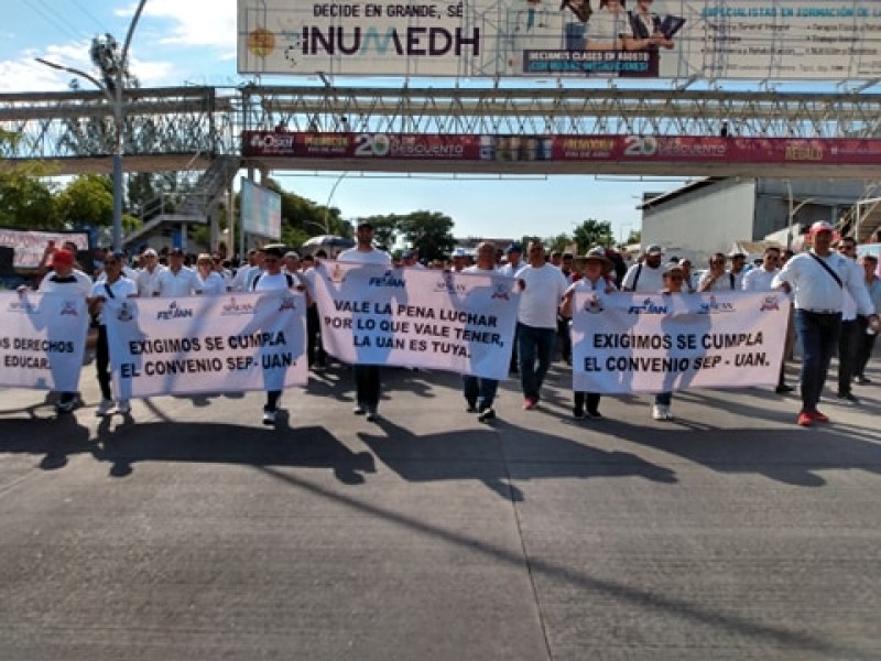 Marchan universitarios por la autonomía de la UAN