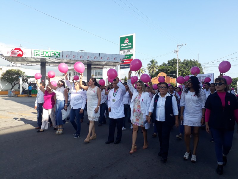 Marchan Xaliscas por la lucha contra el cáncer