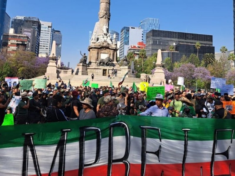 Marchas en defensa de militares en varios Estados