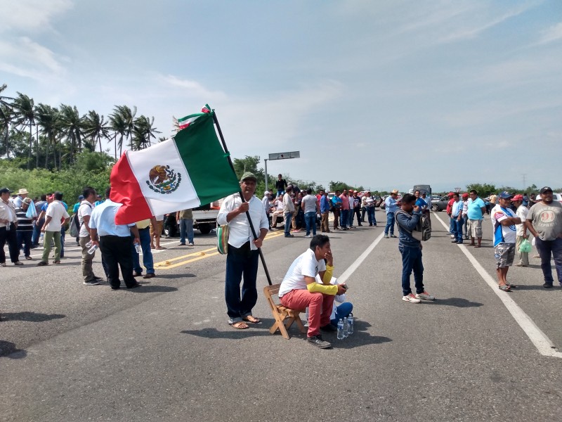 Marchistas instalan bloqueo en la carretera federal