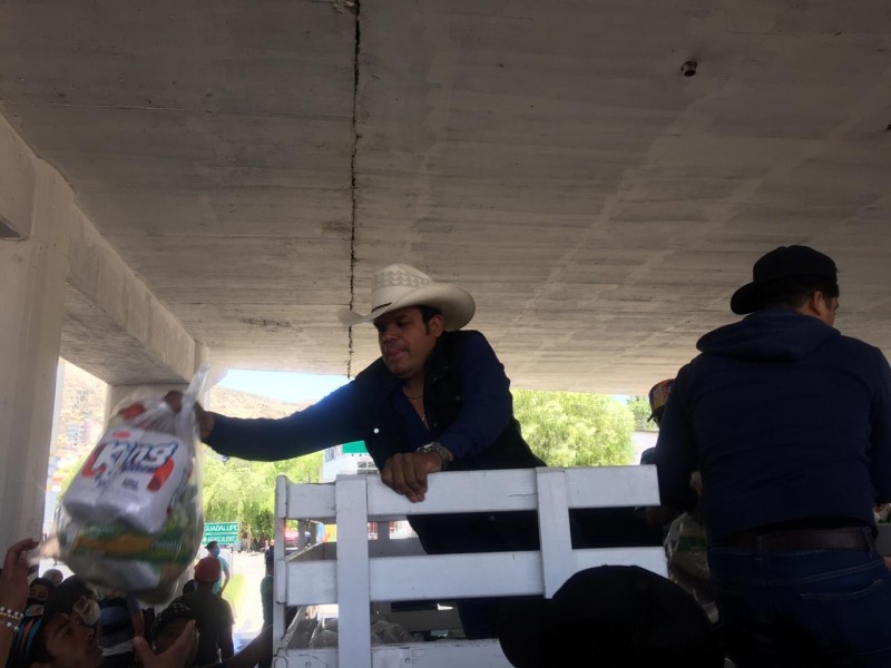 Marco Flores entrega despensas a músicos zacatecanos