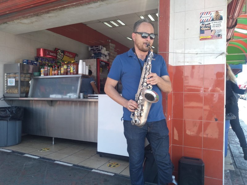 Marcos Díaz ameniza con su saxofón el centro de Hermosillo