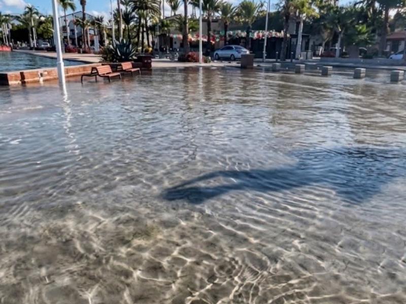 Marea alta inunda el malecón de La Paz y afecta la circulación
