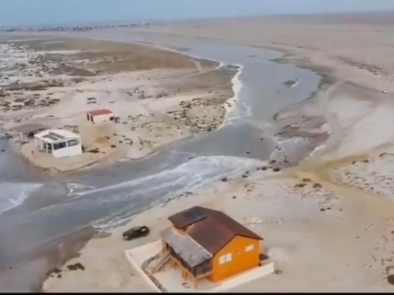 Marea alta provoca inundaciones en comunidades de la costa del pacífico