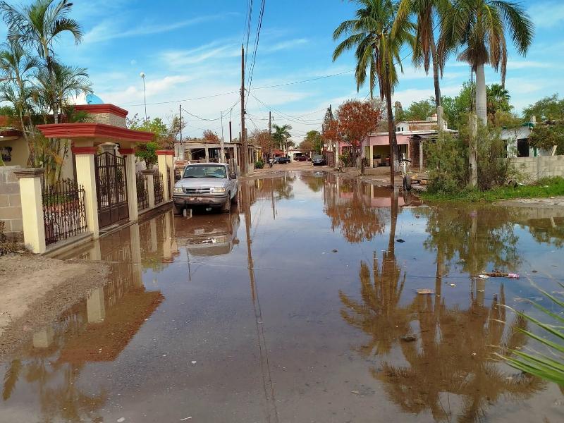Marea vuelve a inundar calles de Yavaros; pescadores suspenden salidas al mar