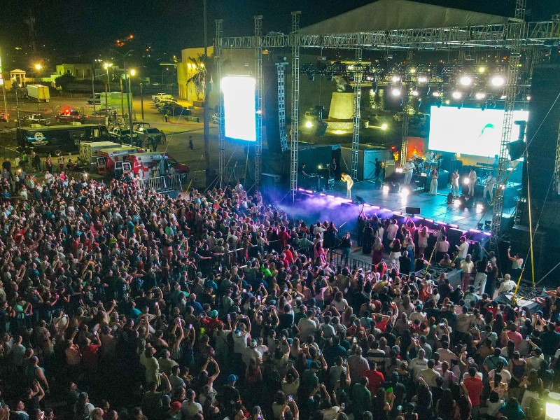 María León y Yahir encienden el ambiente en el Festival Mar Bermejo