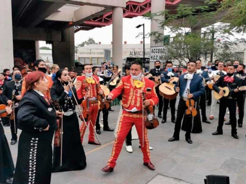 Mariachi lleva serenata a personal médico