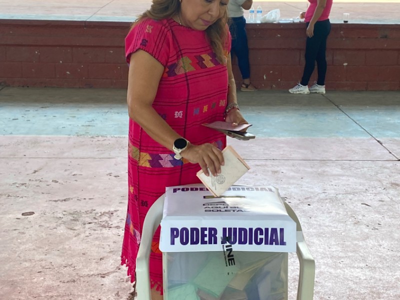 Maricarmen Cabrera ejerce su voto en El Coacoyul