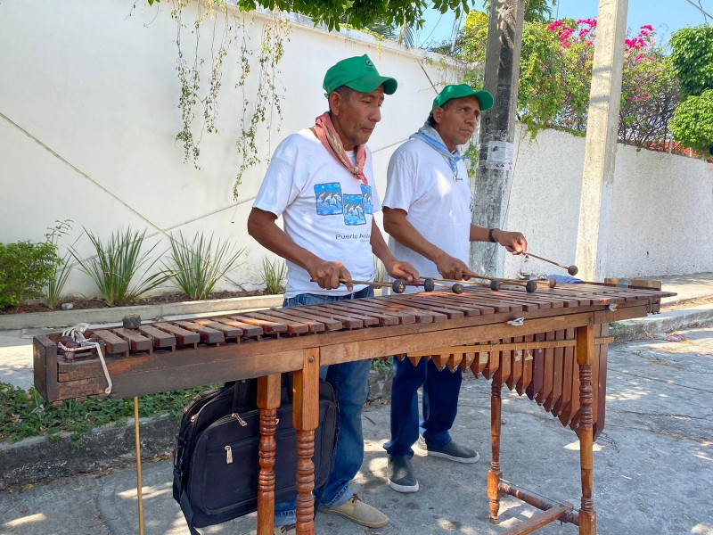 Marimbistas se ganan vida tocando de casa en casa