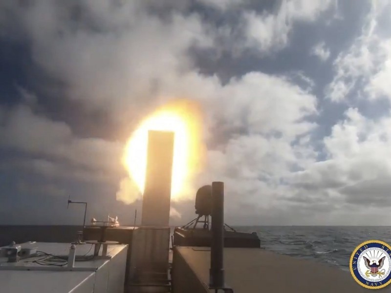 Marina estadounidense lanza con éxito misil SM-6