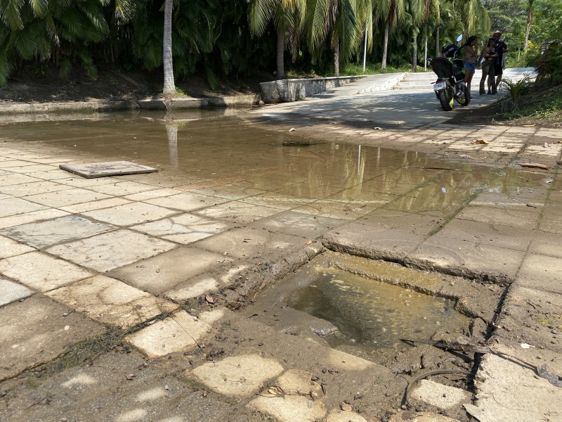 Marina Ixtapa con drenaje colapsado y demás deterioro