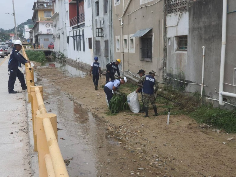 Marina realiza labores de limpieza y apoyo en Salina Cruz tras huracán