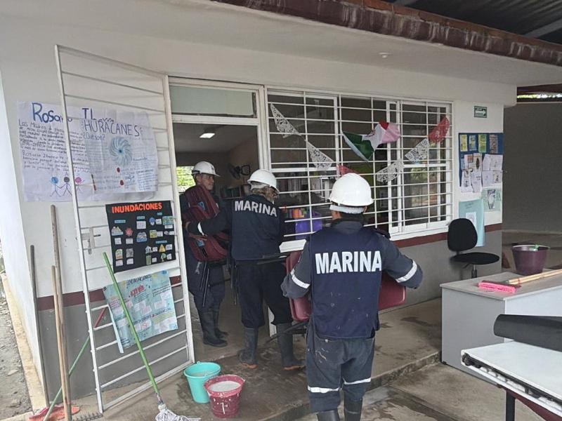Marina realiza labores de saneamiento en viviendas y escuelas afectadas en Álamo