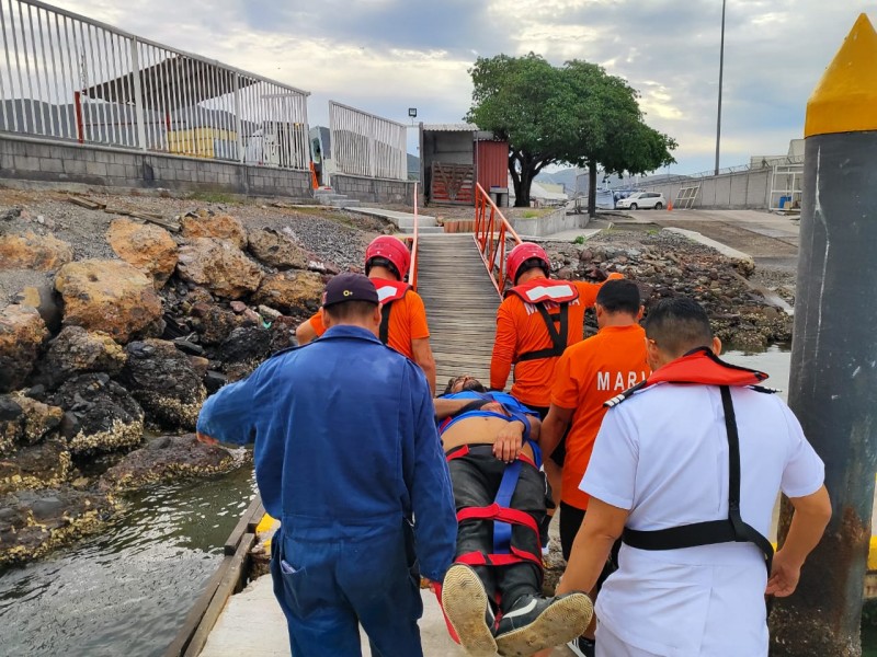 Marina rescata a pescador tras emergencia médica