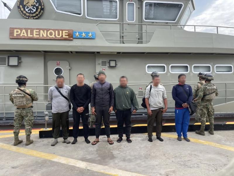 Marina rescata a seis migrantes en altamar en Chiapas