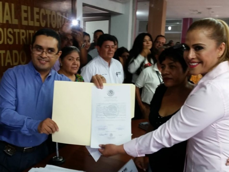 Marina Vitela recibe constancia de mayoría.