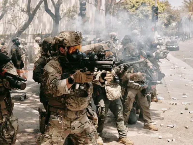 Marines salen de Los Ángeles tras protestas contra redadas de migrantes