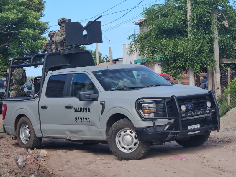 Marinos detienen a dos presuntos delincuentes durante persecución en Navolato