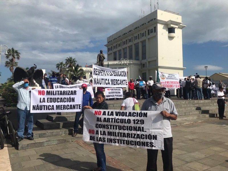 Marinos mercantes protestan contra militarización de puertos