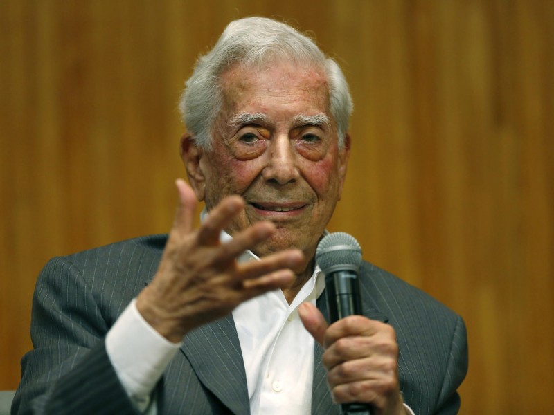 Mario Vargas Llosa hospitalizado de nueva cuenta por Covid-19